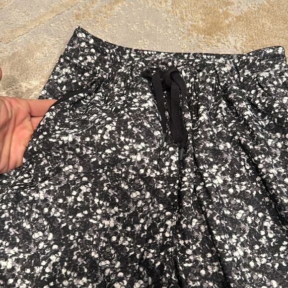 Lululemon Jet Crop
Shimmy Shimmer Black White pants size 4 in EUC - Picture 3 of 10